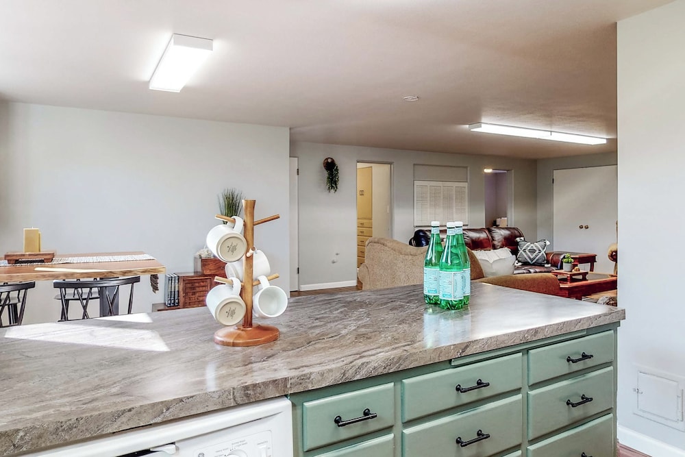 2BR Dog-friendly Duplex Close to Boise w/ W & D