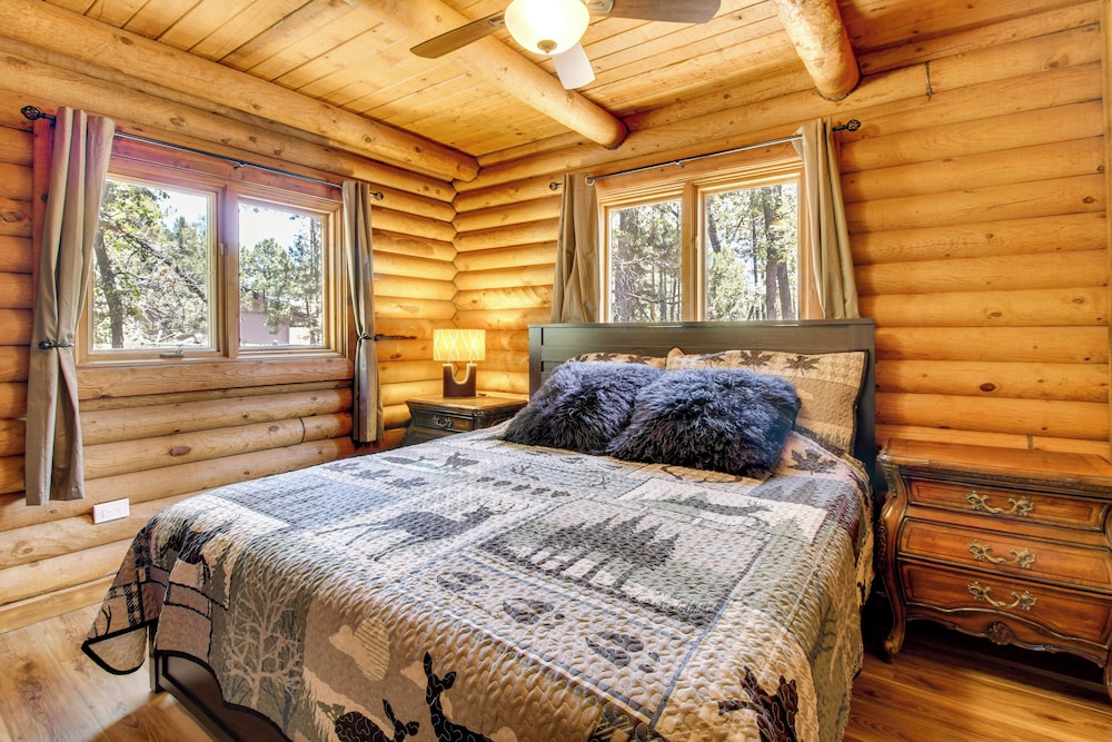 2 Mi to Show Low Lake: Log Cabin w/ Large Yard!