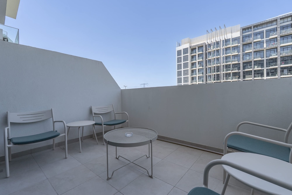 Stylish Studio Retreat in Riviera 33 Near Downtown