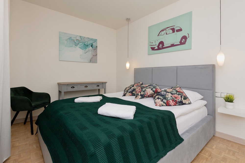 Warsaw City View Apartment by Renteres view 3
