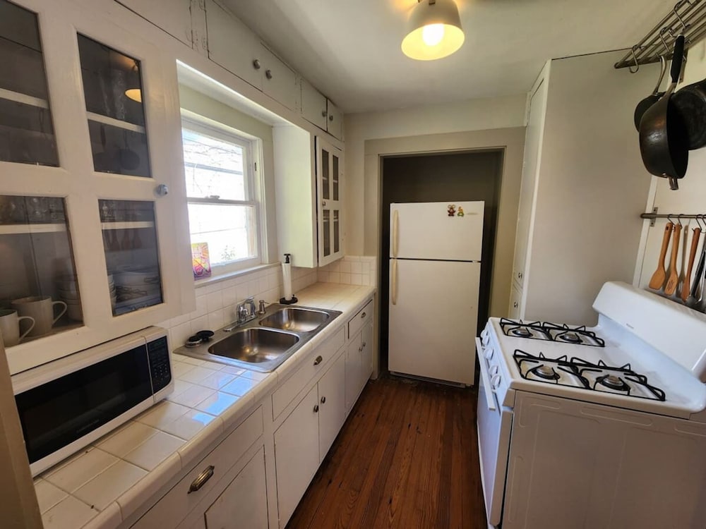 Cute Quiet Garage Apt Home