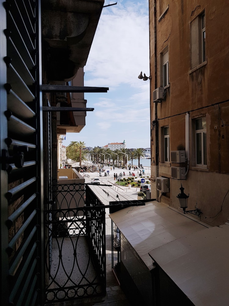 Riva Luxury Rooms