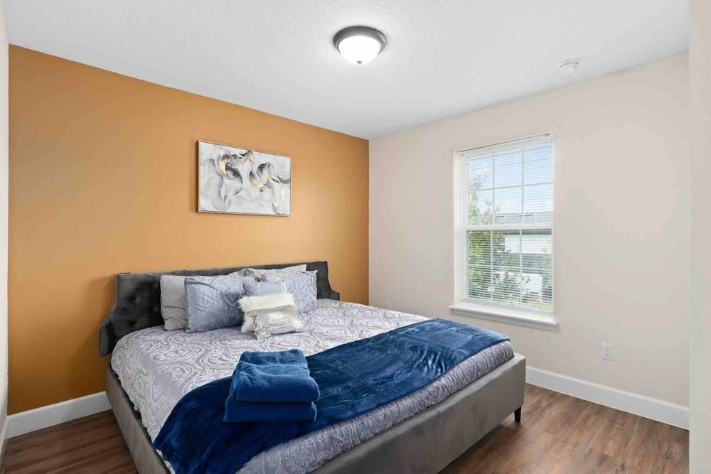 Super Epic- Sleeps 32 TWO Separate Townhomes