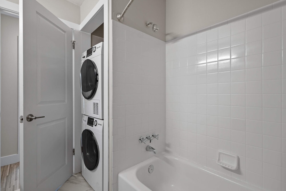 Bright and Airy 2BR 2BA in the Heart of the City