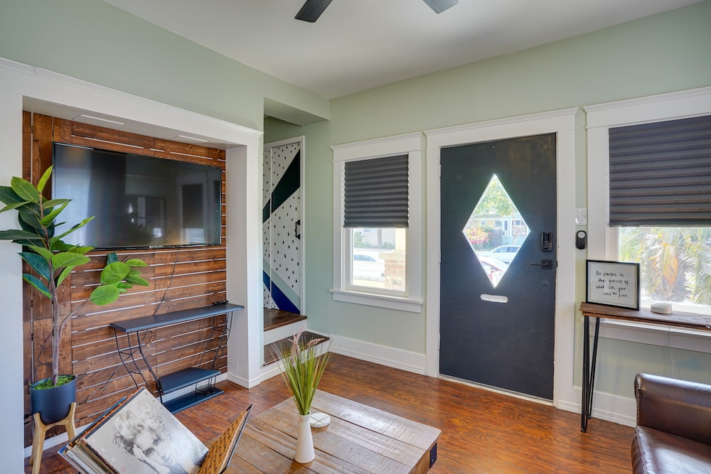 1 Mi to Dtwn! Bright Long Beach Apartment