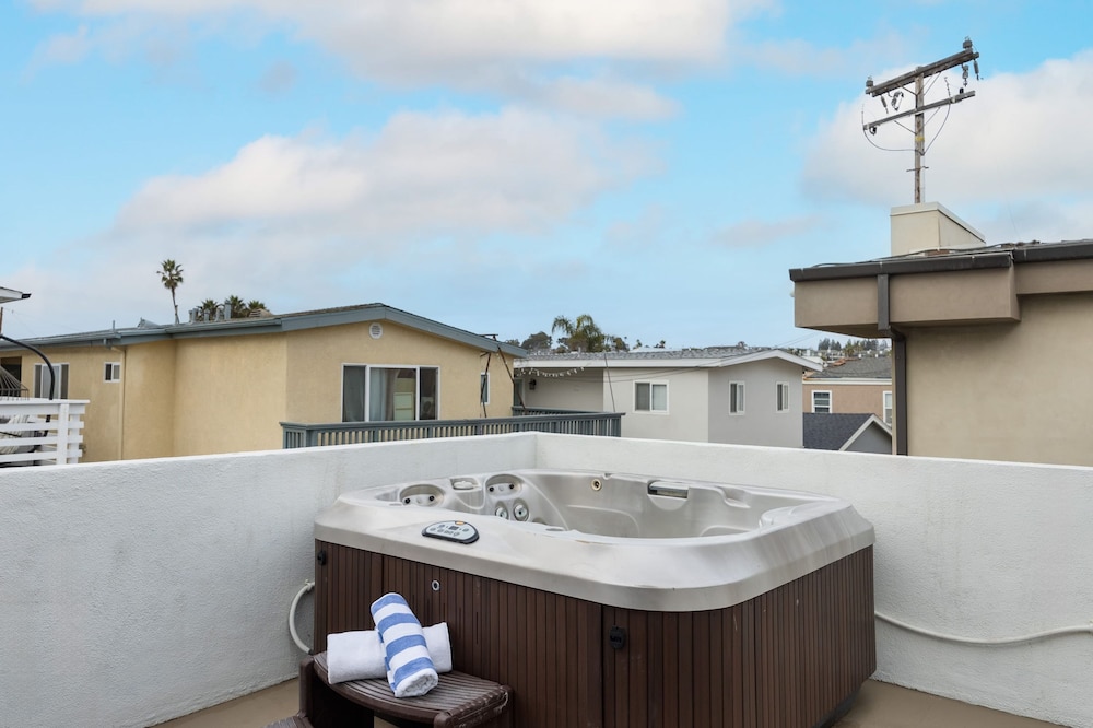Shelly by Avantstay Steps to the Beach Deck w Ocean Views 5bdr