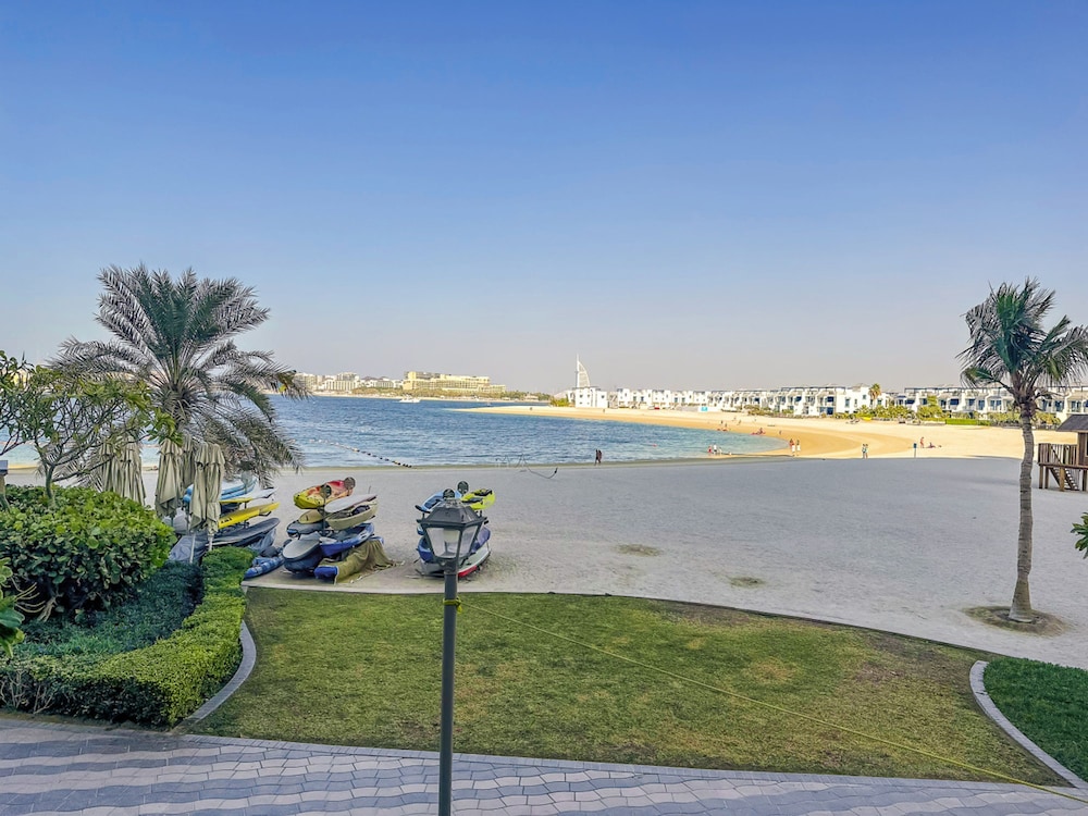 Short-stay at Al Haseer - 4 Beds Palm Holiday Apt