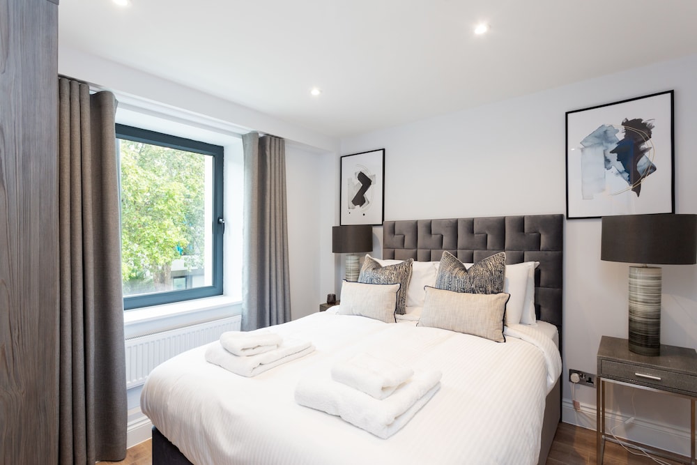 The Carlyle - Elegant Serviced Apartments