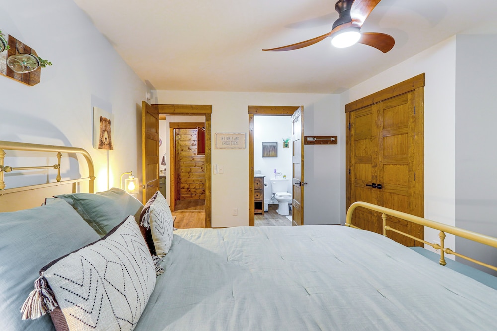 Ellijay Resort Home w/ Hot Tub & Fire Pit!