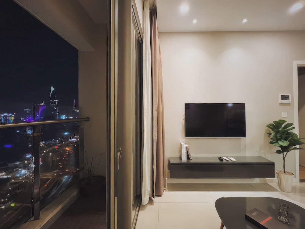 Brilliant view Millennium Pool & Netflix