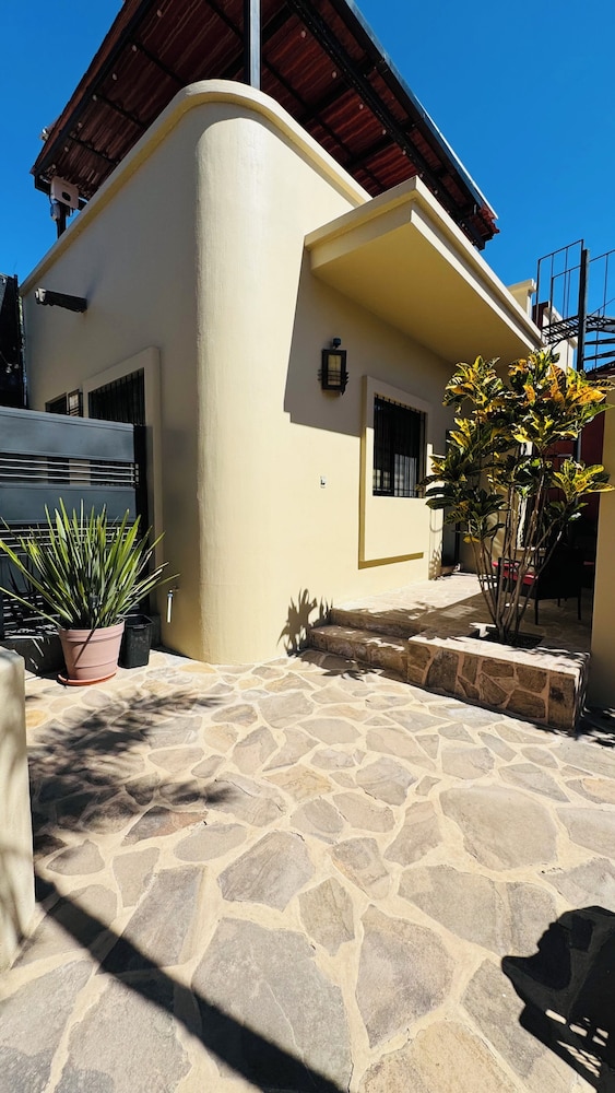 Luxurious 3 Bedroom in Ajijic - Sleeps 6 - Private Gym - Pickleball Court -