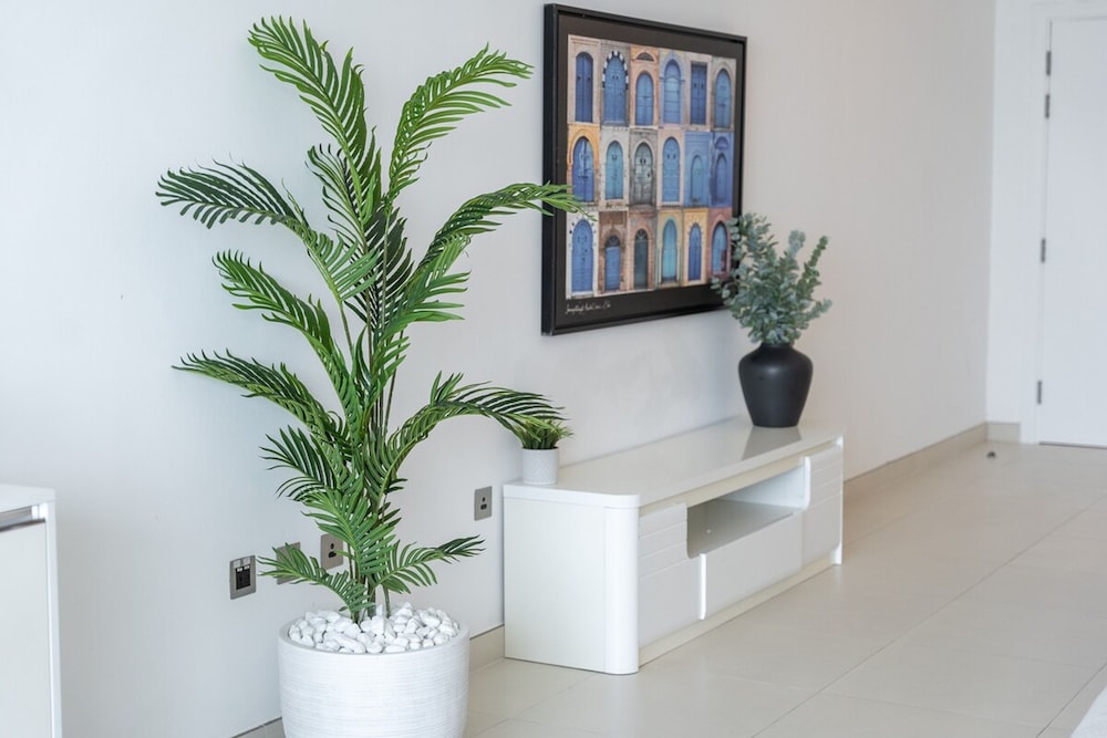 Peaceful and Airy 1-bedroom Apartment With the Palm Beach View