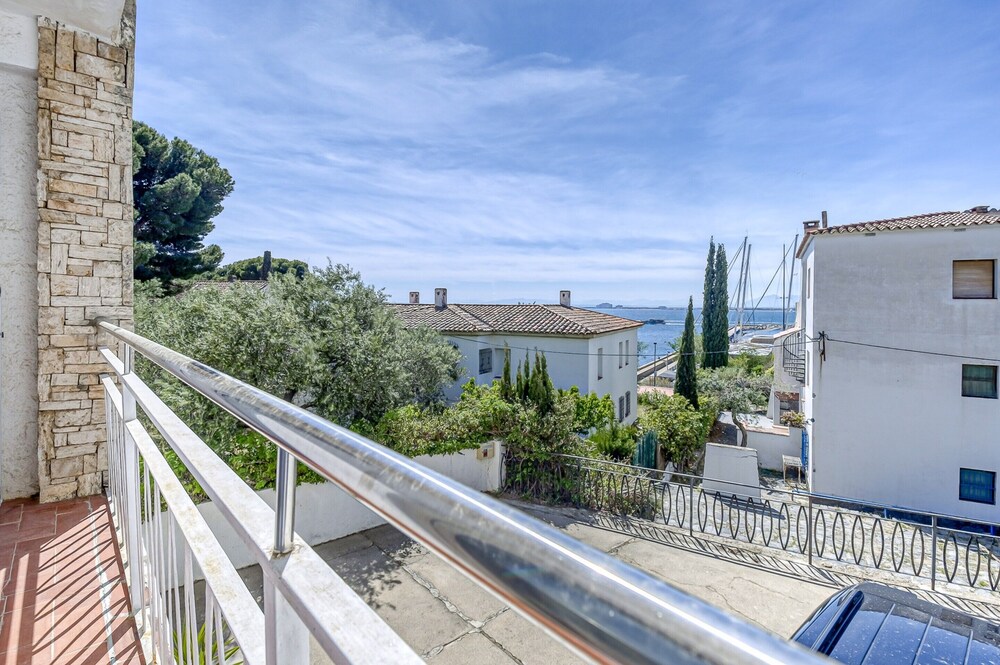 Apartment in Roses Near Platja Dels Palangrers