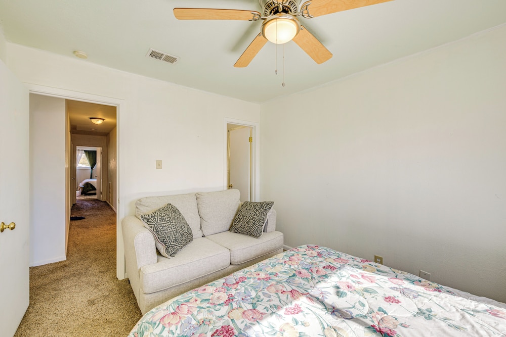 9 Mi to Dtwn: Spacious Retreat in Corpus Christi!