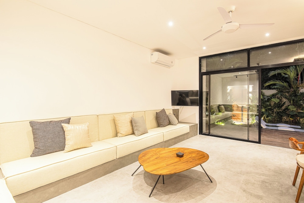 Exquisite 5BR Modern Villa 400m From the Ocean