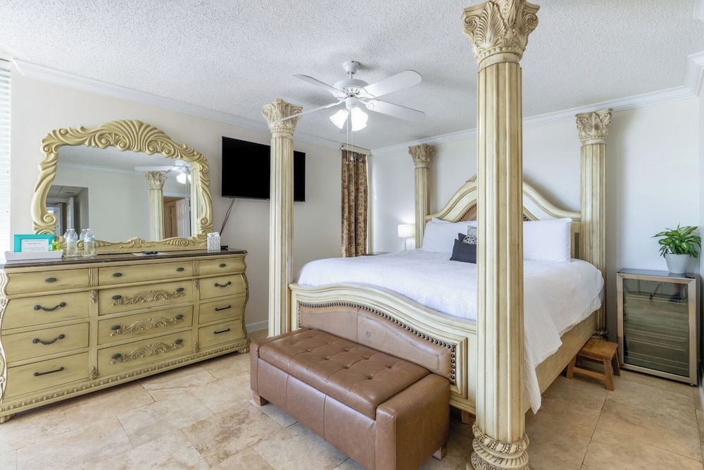 3BR Gulf-front Luxury w/ Pool Bar & Spa Baths