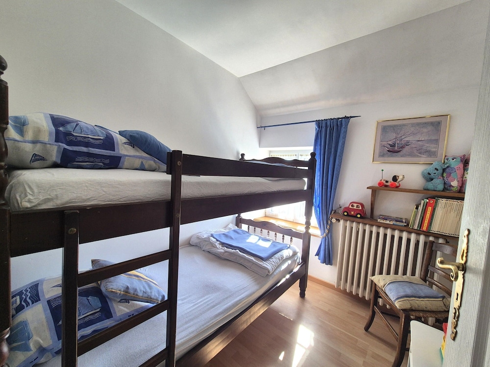Spacious Family Home Near the Sea