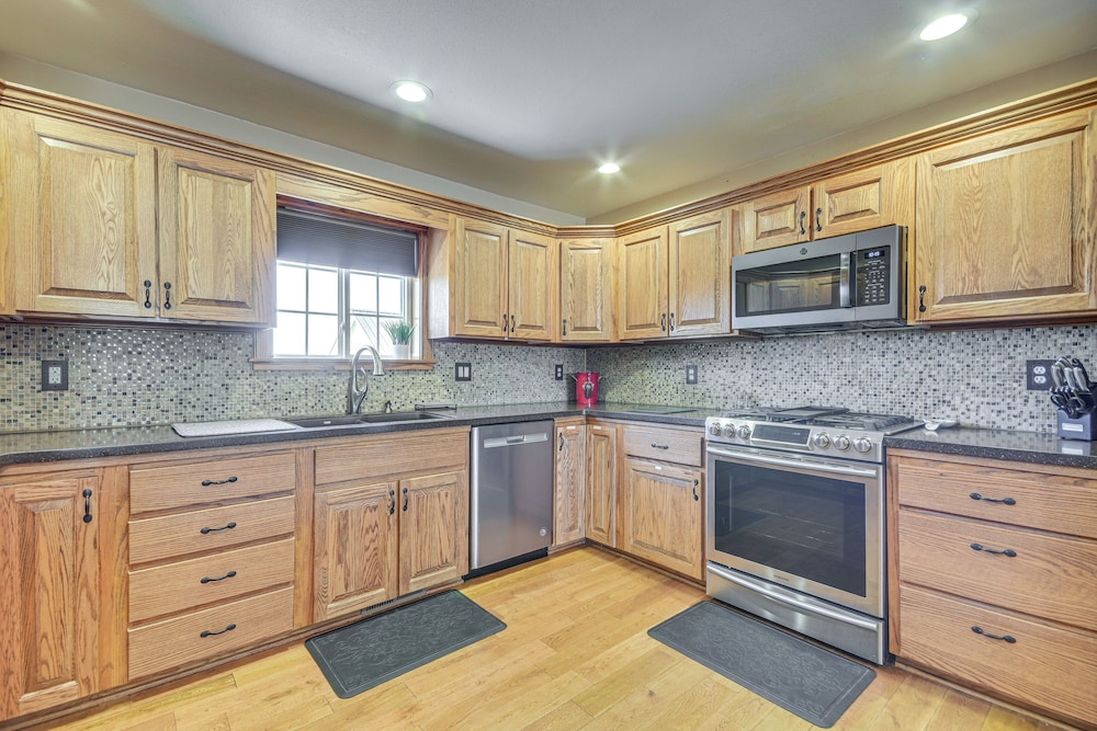 Pond Access & Fishing: 'cedar Lodge' in Versailles