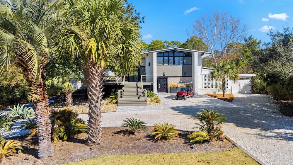 30A Florida Flashback by Avantstay Private Pool, Golf Cart, 3 Mins to Beach!