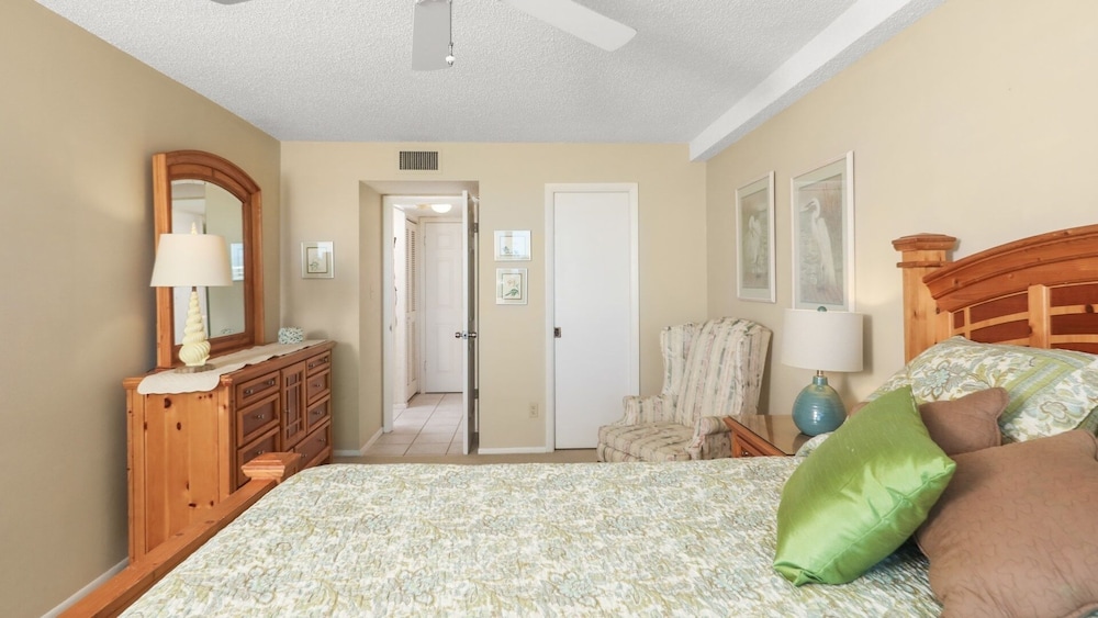 Anchorage Resort 9th Floor 2-Bedroom Condo with Balcony- Gulf Views! Pool, Beach 2 Condo