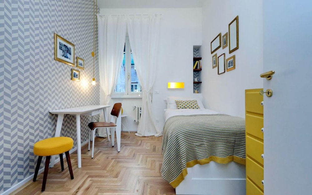 Elegant flat for 8 near Colosseum