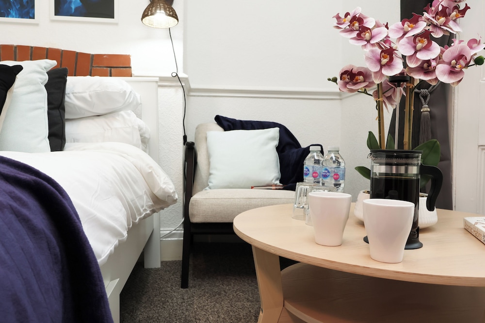 Cardiff Guesthouse & On-Street Parking
