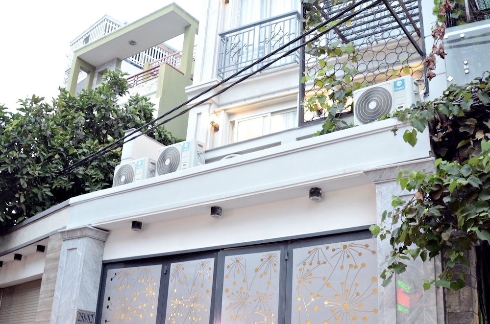Smiley Apartment 8