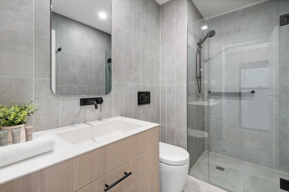 Contemporary 2-bed Haven With Swimming Pool