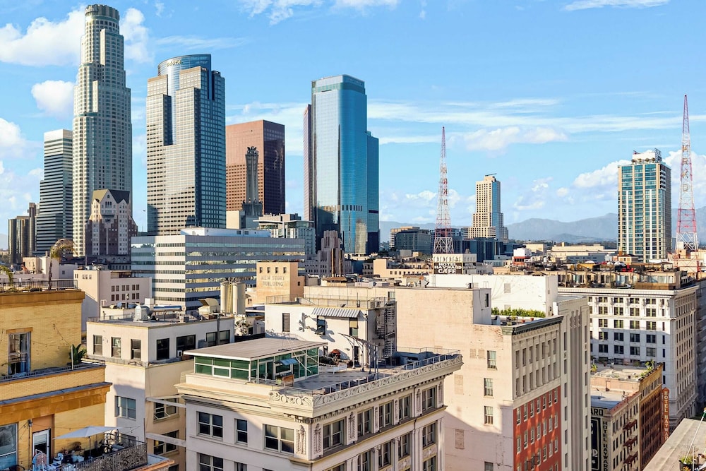 Skyline Lofts by Avantstay: a Multi-level Industrial-chic Retreat in Dtla With Rooftop Views, Soaring Ceilings & Steps to Dining, Music & Culture
