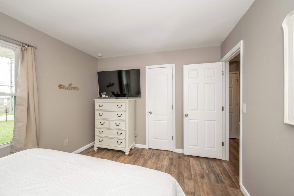 Main Street Cottage For 6
