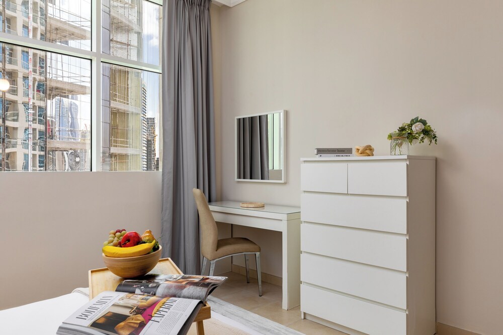 Maison Privee - Comfortable Downtown Apartment w/ City Skyline Vws