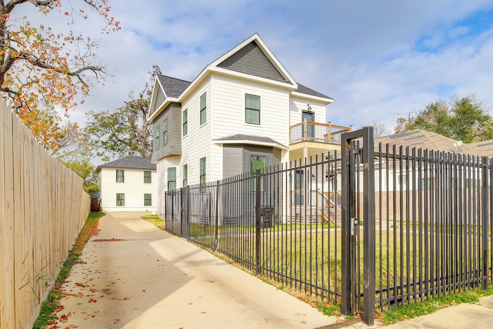 2 Mi to Dtwn & Shell Energy Stadium: Urban Escape