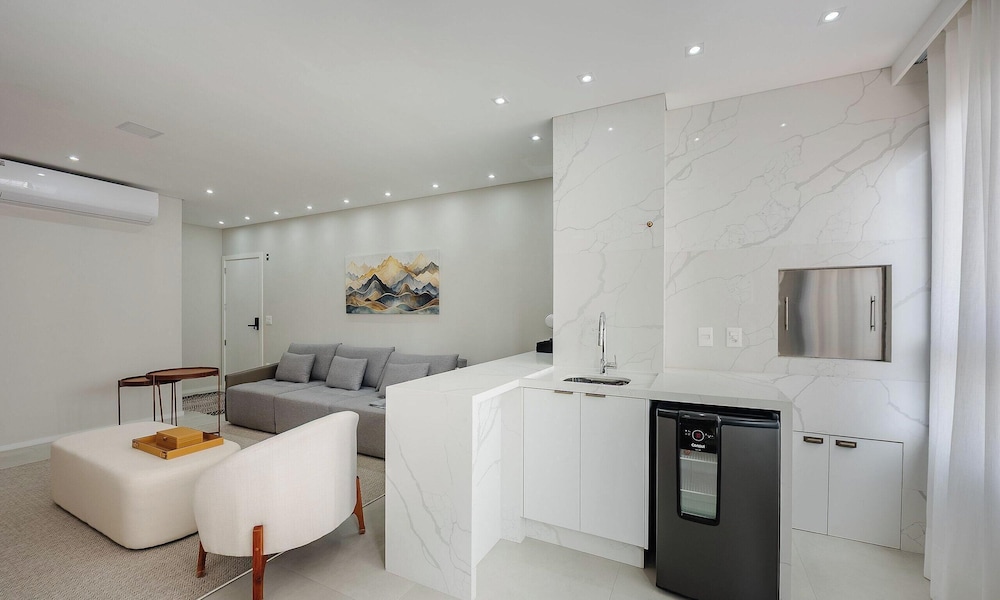 Apto Novo com 3 Suites a 600 m da Praia ELJ1201