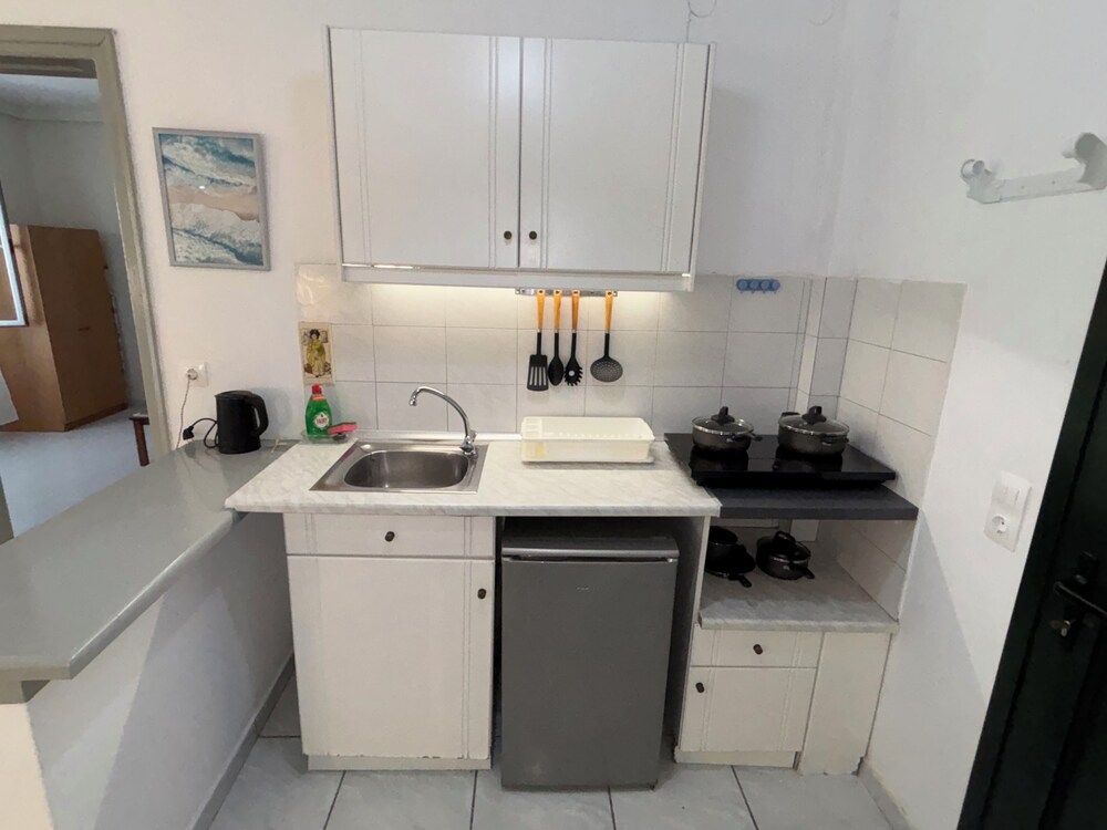 DOLPHIN APARTMENTS & STUDIOS