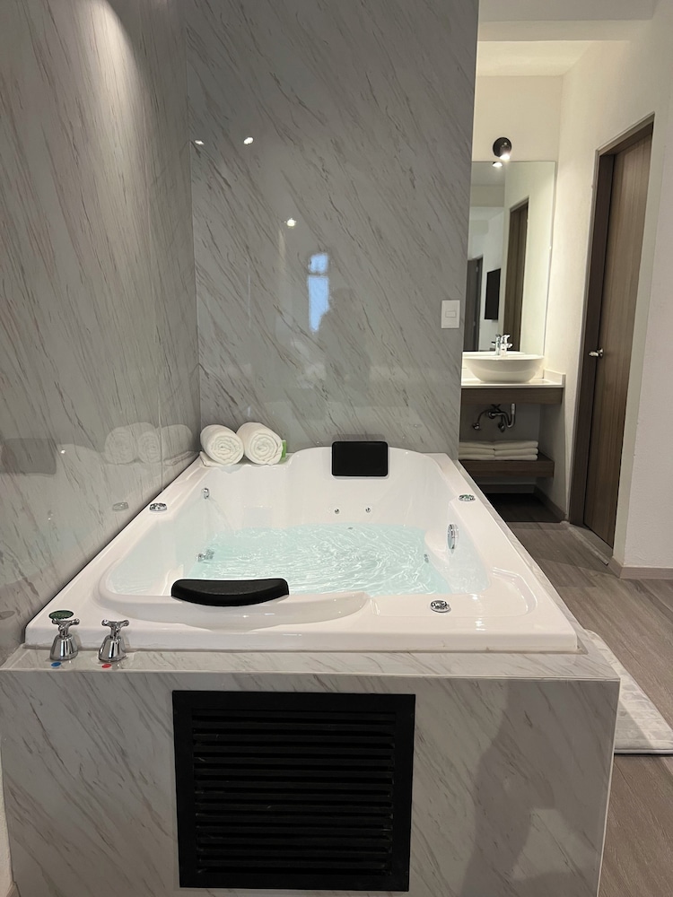 Pachuca Vacations - Hotel Blanco Pachuca - Property Image 5