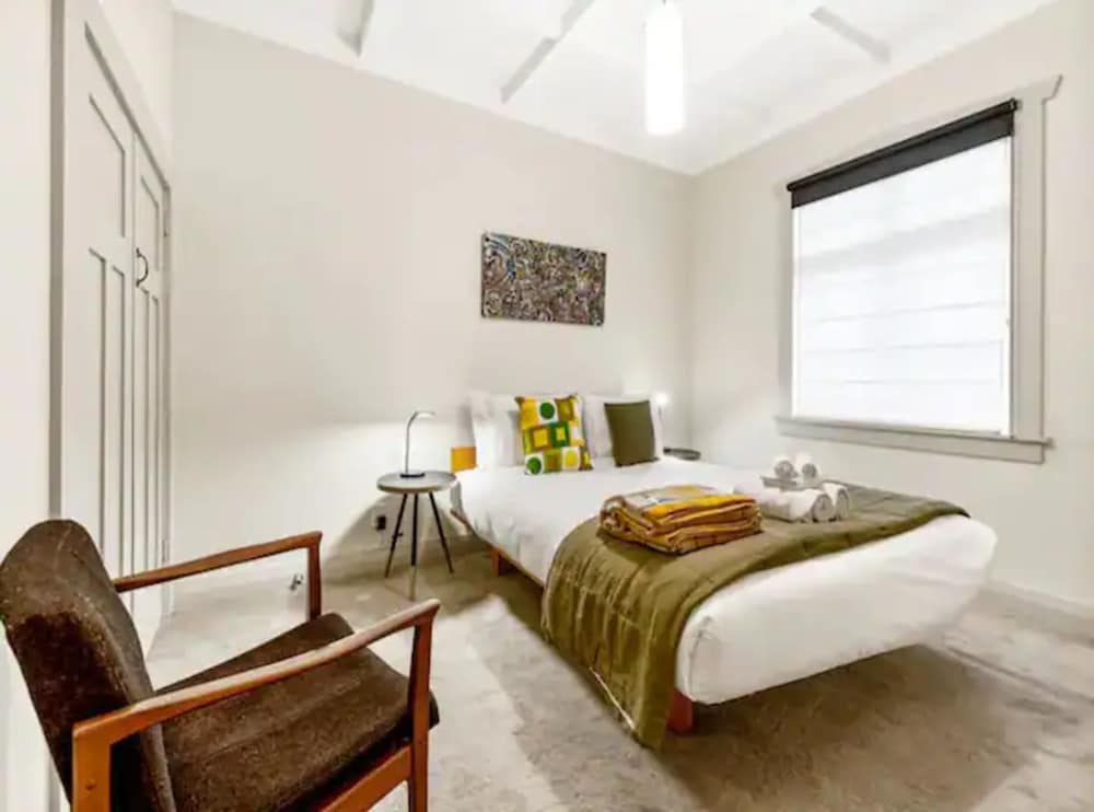 Lovely 3-Bedroom Home With Free Parking view 4