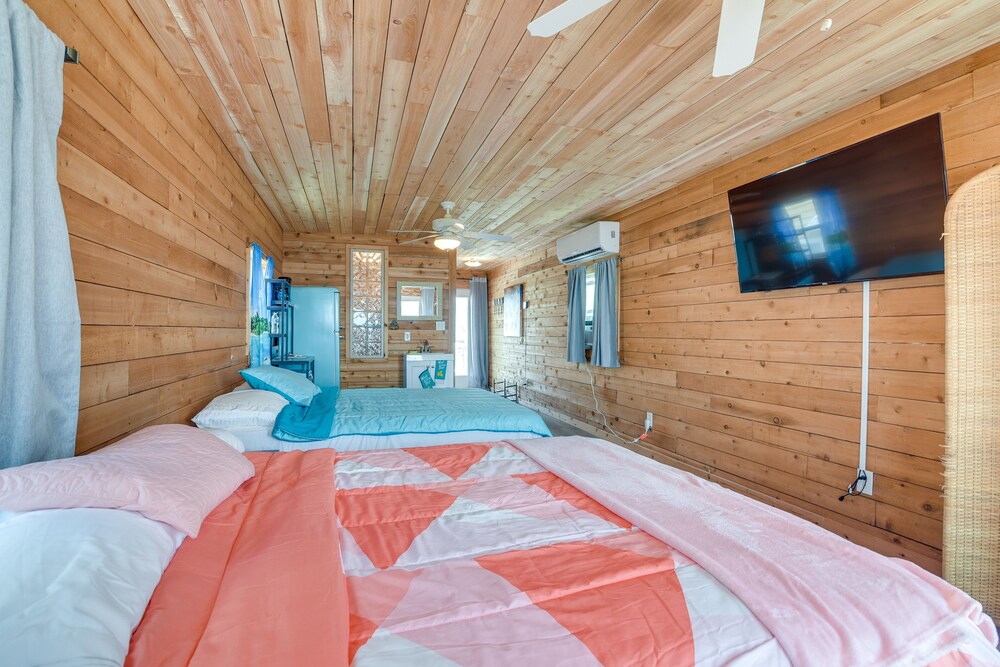 1 Mi to Ocean: Colorful Freeport Beach Rental! view 5
