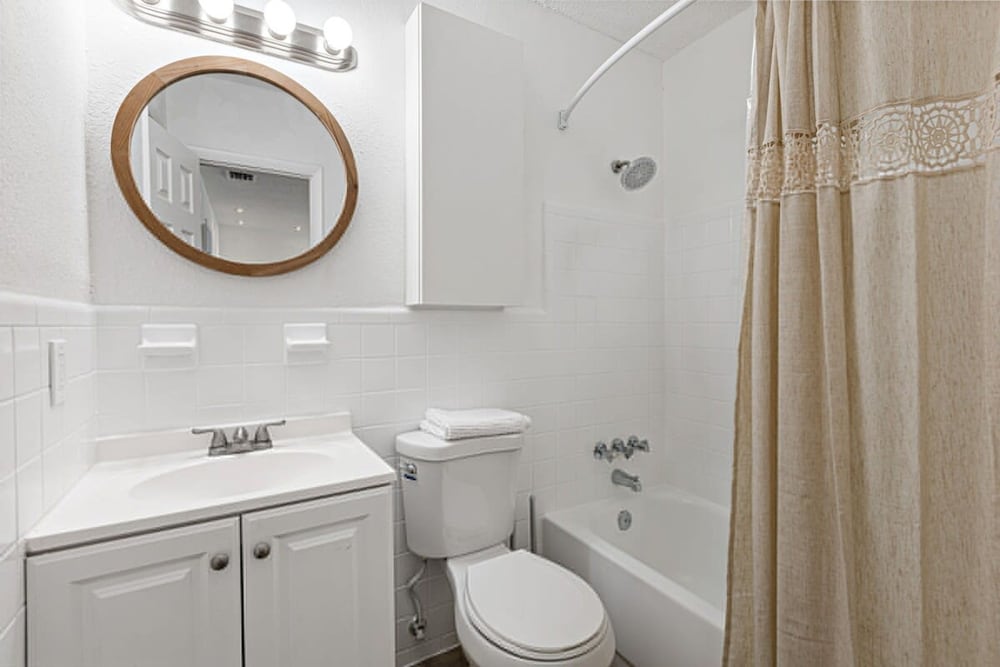 Stylish 2 BR Condo - Close to Riverwalk