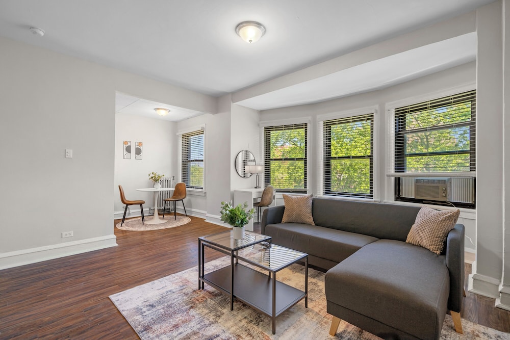 Modern 1BR - Kenwood 501
