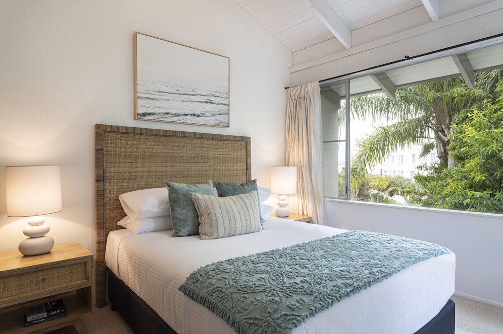 Beachside 2-bed House With Pool, Courtyard & BBQ