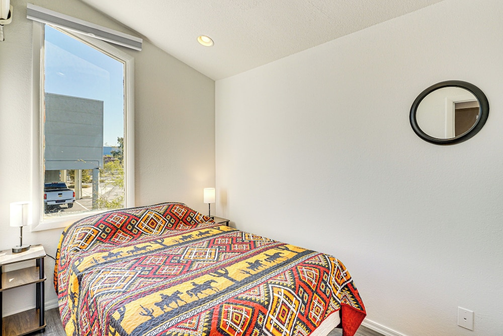 5 Mi to U of A Campus: Mtn-view Tucson Pad!