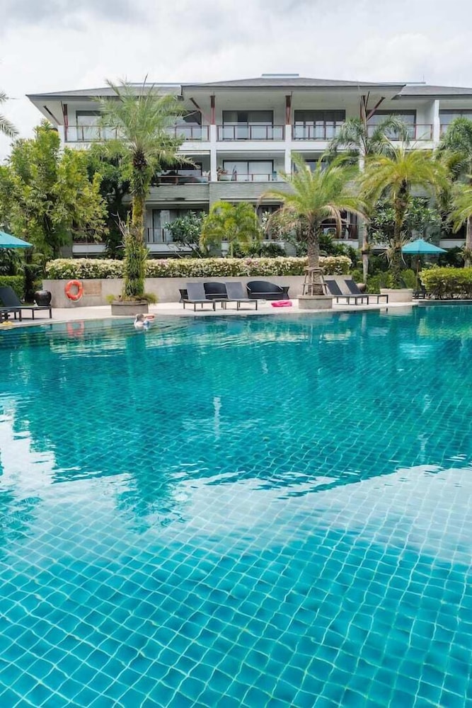 Elegant Beachfront 3BR Condo at Pearl of Naithon