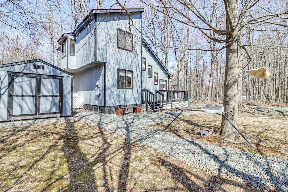 3 Mi to Tobyhanna State Park: Home w/ Serene Deck!