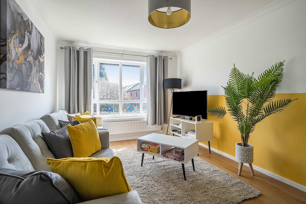 Stylish 2BR Apartment Near MCR Airport