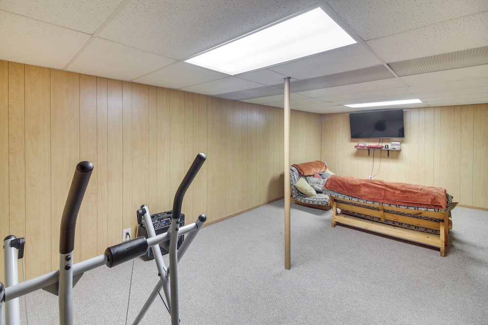 Family Home w/ Game Room! 1 Mi to Dale Hollow Lake