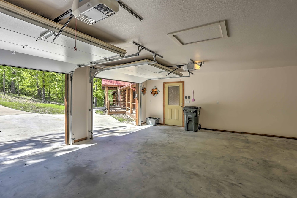 Private Eureka Springs Cabin w/ Beaver Lake Views!