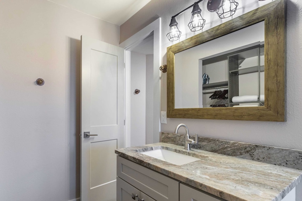 2 Condos, Steps to the Beach Pool+hot Tub, Balcony Lounge Triton & Sea Haven