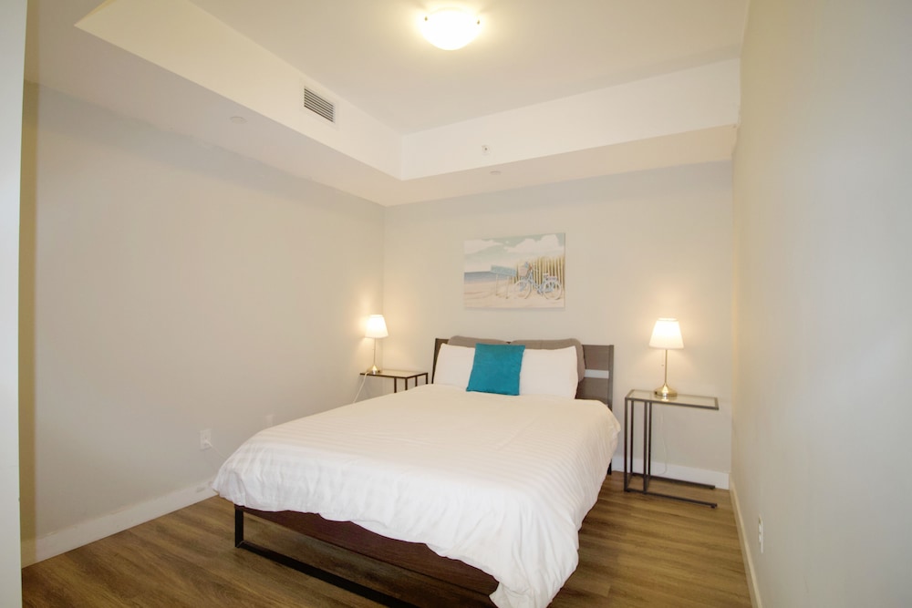 Living Suites Toronto - Queens Park - Image 2