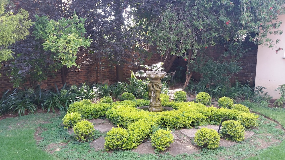 Royal Ridge Guest House and Apartments