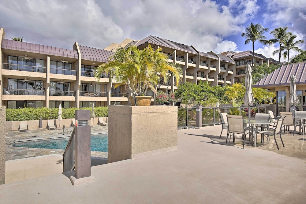 Downtown Kona Condo w/ Pool Access: Walk to Beach! in Kailua-Kona, US